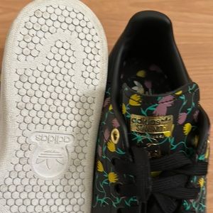 Worn 2x’s, comfortable leather sneaker, colorful design